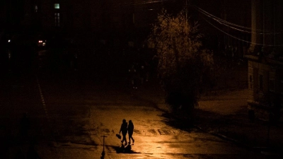 Die Ukraine im Dunkeln? Präsident Selenskyj hat die Bürger aufgerufen, möglichst wenig Strom zu verbrauchen. (Foto: Andrew Kravchenko/AP/dpa)