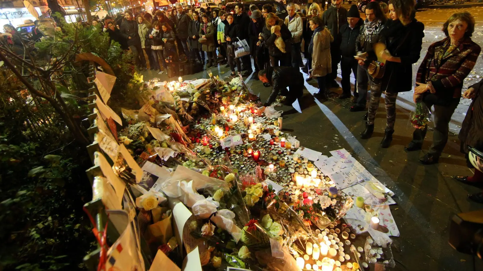 Auch zehn Jahre später sind die Spuren der Anschläge vom November 2015 in Frankreich noch deutlich sichtbar. (Archivbild) (Foto: picture alliance / dpa)