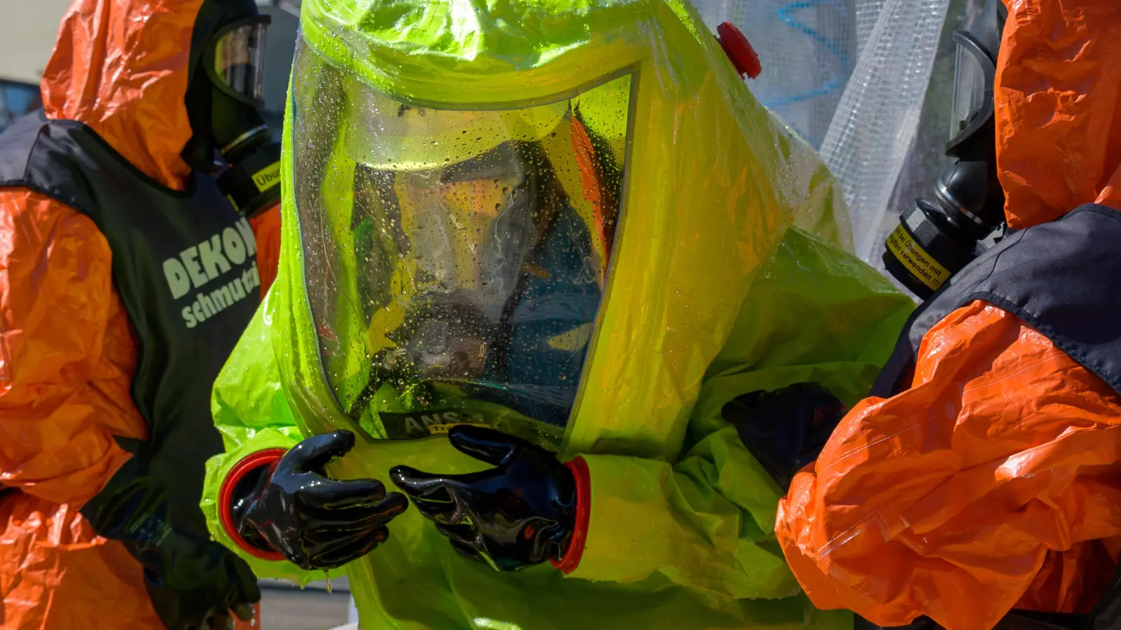 Bei der Dekontaminierung helfen weitere Einsatzkräfte.  (Foto: René Chlopotowski)