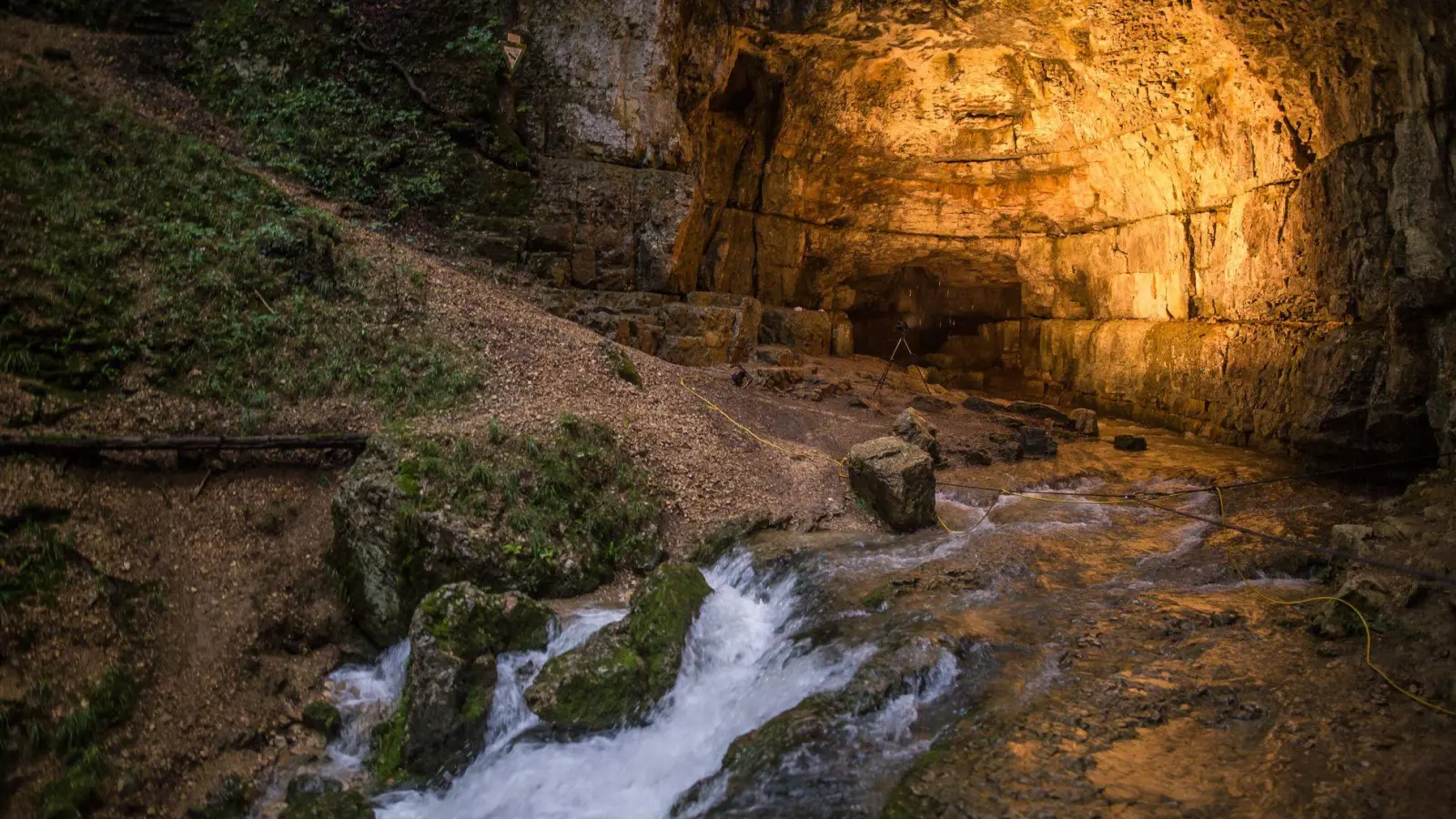 Die Höhle ist nicht das erste Mal Schauplatz eines großen Rettungseinsatzes. (Symbolbild) (Foto: Christoph Schmidt/dpa)