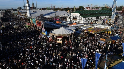 Als der Streit eskaliert, greift der 24-Jährige auf dem Oktoberfest zum Besteckmesser. (Symbolbild)  (Foto: Felix Hörhager/dpa)
