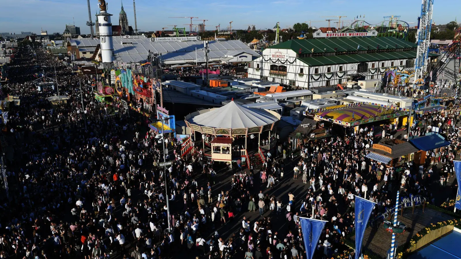 Als der Streit eskaliert, greift der 24-Jährige auf dem Oktoberfest zum Besteckmesser. (Symbolbild)  (Foto: Felix Hörhager/dpa)