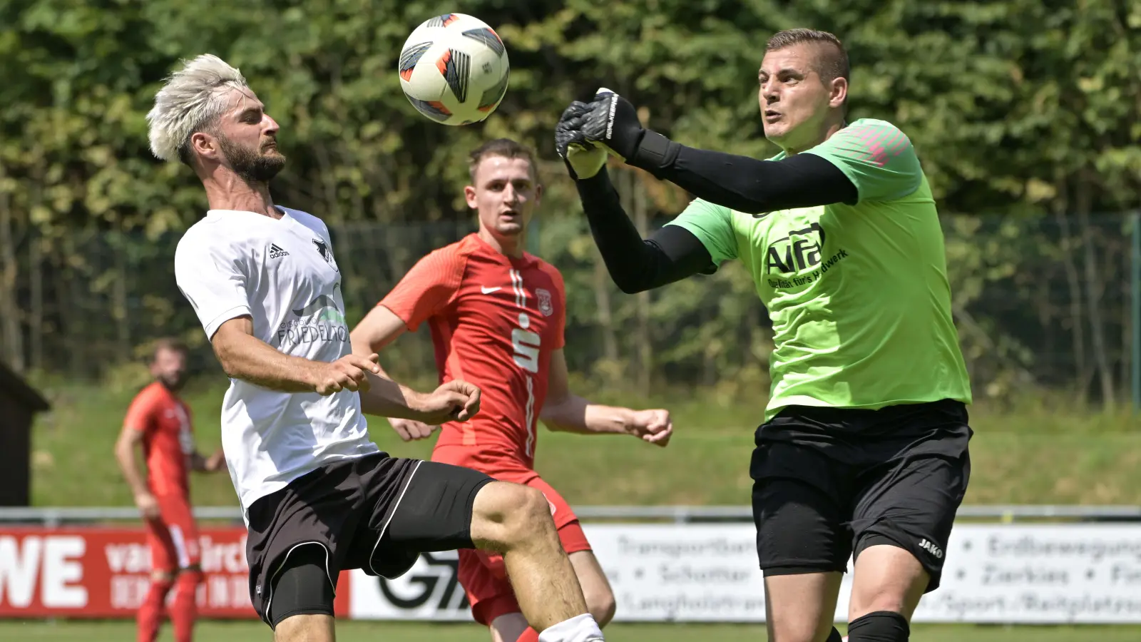 Einmal gelang es Albert Glas (links) im Derby, den Dinkelsbühler Torhüter Mirza Hamzabegovic (rechts) zu überwinden. (Foto: Martin Rügner)