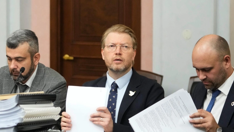 In einer Berufungsverhandlung beschäftigte sich Russlands Oberstes Gericht erneut mit dem Ausschluss der Anti-Kriegs-Partei Jabloko von der Parlamentswahl im September. (Foto: Pavel Bednyakov/AP/dpa)