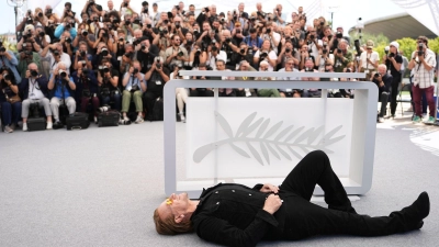 Filmfestival: Bono am Boden von Cannes (Foto: Scott A Garfitt/Invision/AP/dpa)