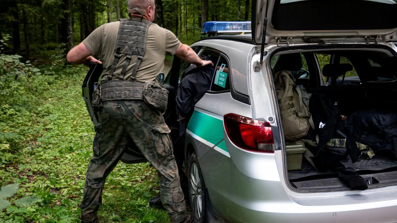 Festnahme an der polnischen Grenze zu Belarus. Es gibt zahlreiche Berichte zu Gewalt und Misshandlungen durch Grenzbeamte gegen Migranten und Flüchtlinge. (Symbolbild) (Foto: Fabian Sommer/dpa)