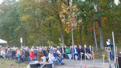 Im Vordergrund die Roteiche, die im Anschluss gepflanzt wurde. Viele Gäste wohnten der letzten Jahresbaumpflanzung in der Ägide Claus Seifert bei. (Foto: Martina Hinkelmann)