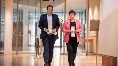 Saskia Esken und Lars Klingbeil, beide SPD Co-Vorsitzende, kommen zu einer Pressekonferenz nach den Gremiensitzungen der SPD Bundesspitze. (Foto: Michael Kappeler/dpa)