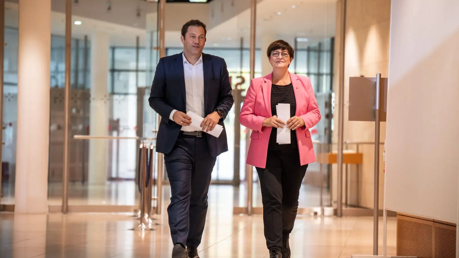 Saskia Esken und Lars Klingbeil, beide SPD Co-Vorsitzende, kommen zu einer Pressekonferenz nach den Gremiensitzungen der SPD Bundesspitze. (Foto: Michael Kappeler/dpa)