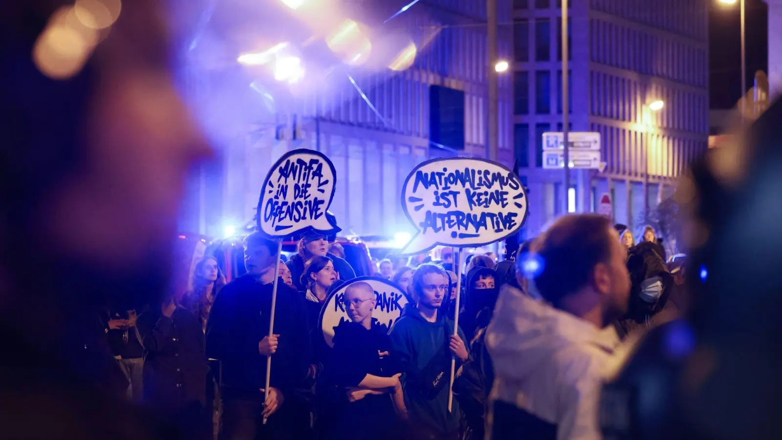 Menschen demonstrieren gegen das Wahlergebnis der AfD in Hessen. (Foto: Alex Kraus/dpa)