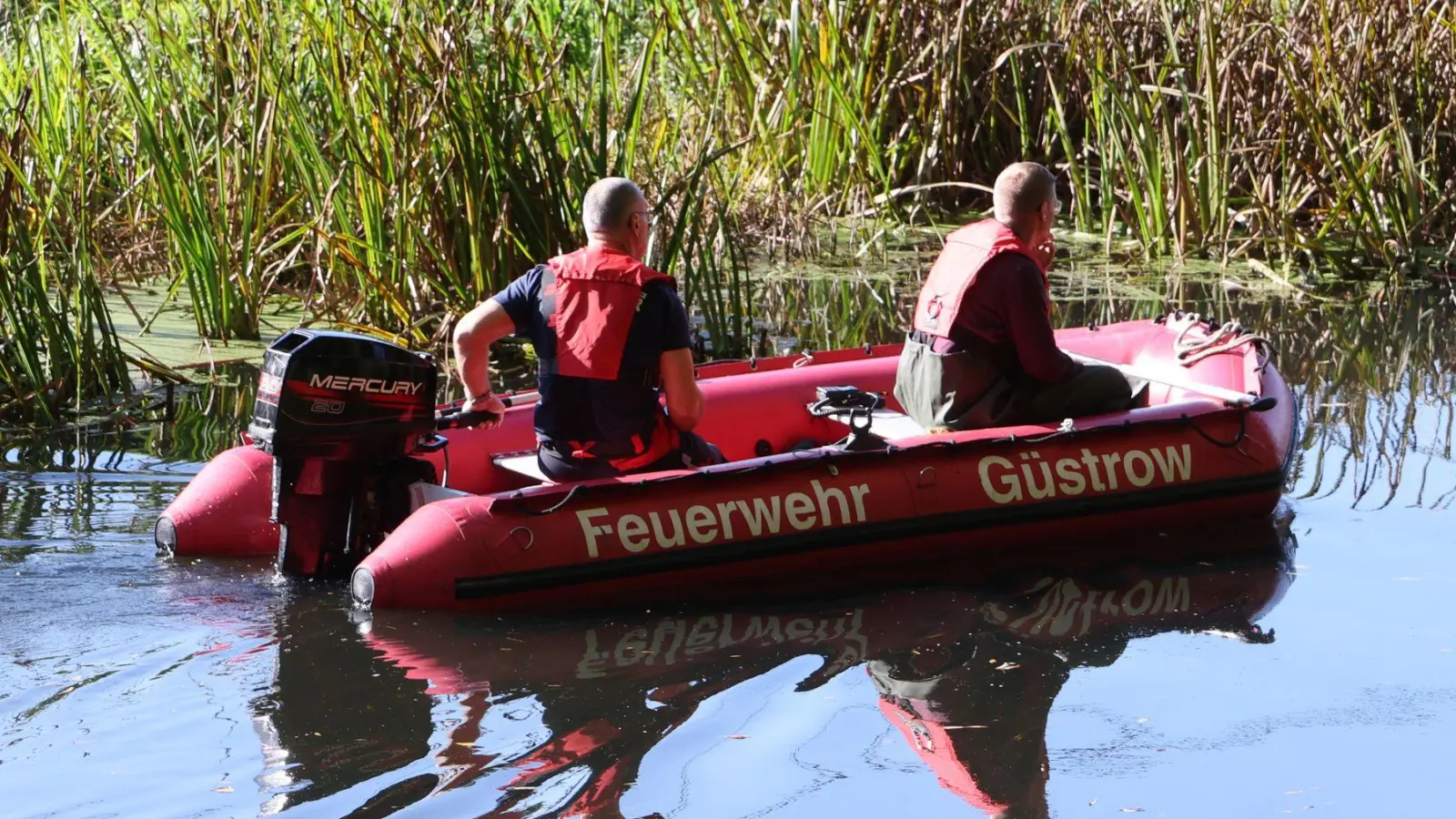 Einsatzkräfte hatten die Gewässer rund um Güstrow abgesucht.  (Foto: Bernd Wüstneck/dpa)