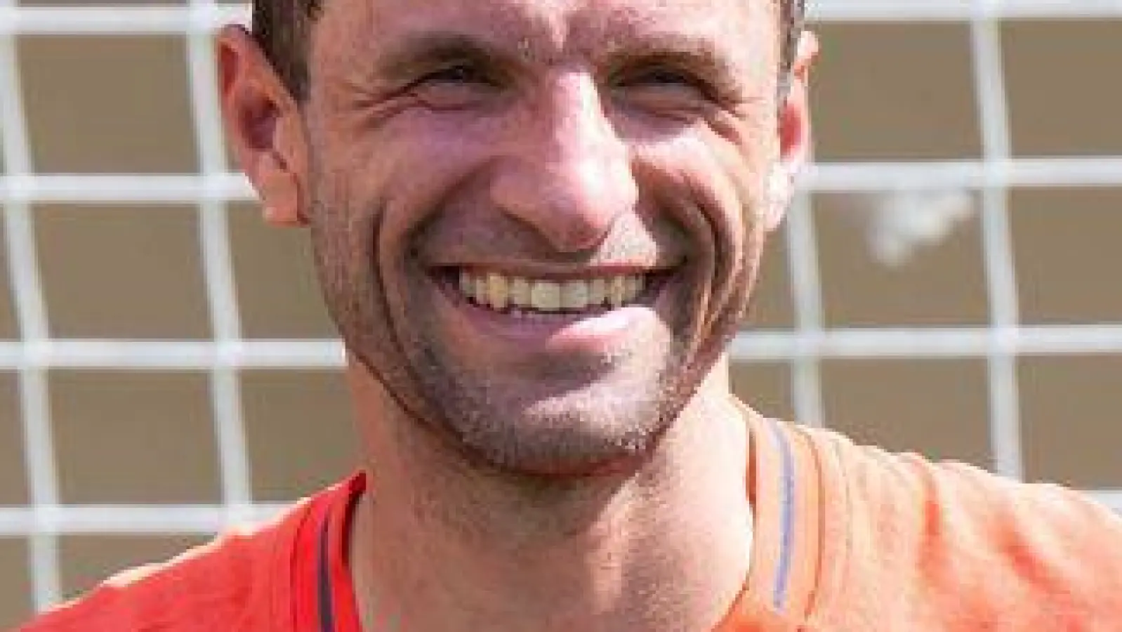 Thomas Müller in Orlando mit Goofy und Micky Maus.  (Foto: Sven Hoppe/dpa)