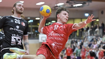 Starker Youngster: Theo Erdmann (in Rot) erzielte für Rothenburg drei Treffer gegen Haunstetten (links Hendrik Hartung). (Foto: Martin Rügner)