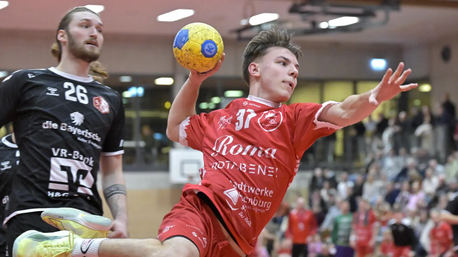 Starker Youngster: Theo Erdmann (in Rot) erzielte für Rothenburg drei Treffer gegen Haunstetten (links Hendrik Hartung). (Foto: Martin Rügner)