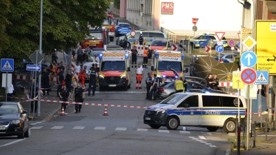Großeinsatz von Polizei und Rettungskräften in der Völklinger Innenstadt am Donnerstagabend.  (Foto: Gianni Gattus/dpa)