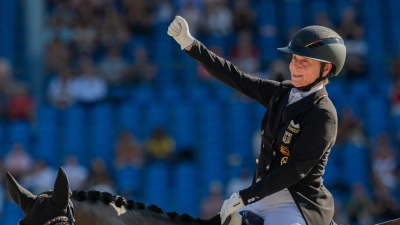 Jubelt nach ihrer Gold-Vorstellung im Team-Finale: Isabell Werth. (Foto: Rolf Vennenbernd/dpa)