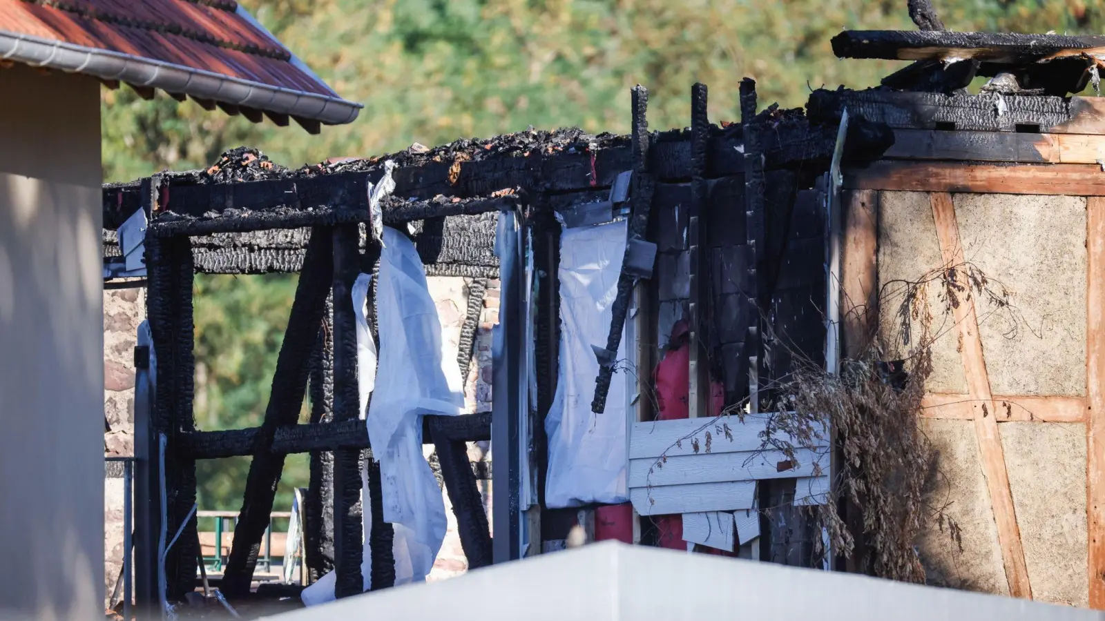 Nach dem Brand in einer Ferienunterkunft mit mehreren Toten im Elsass ermitteln die Behörden weiter. (Foto: Philipp von Ditfurth/dpa)