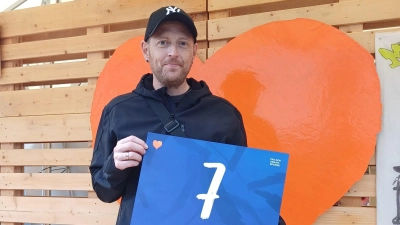 Andreas Scholz auf dem diesjährigen Tag der Organspende in Regensburg. Die 7 steht für sieben geschenkte Lebensjahre. (Foto: Tanja Scholz)