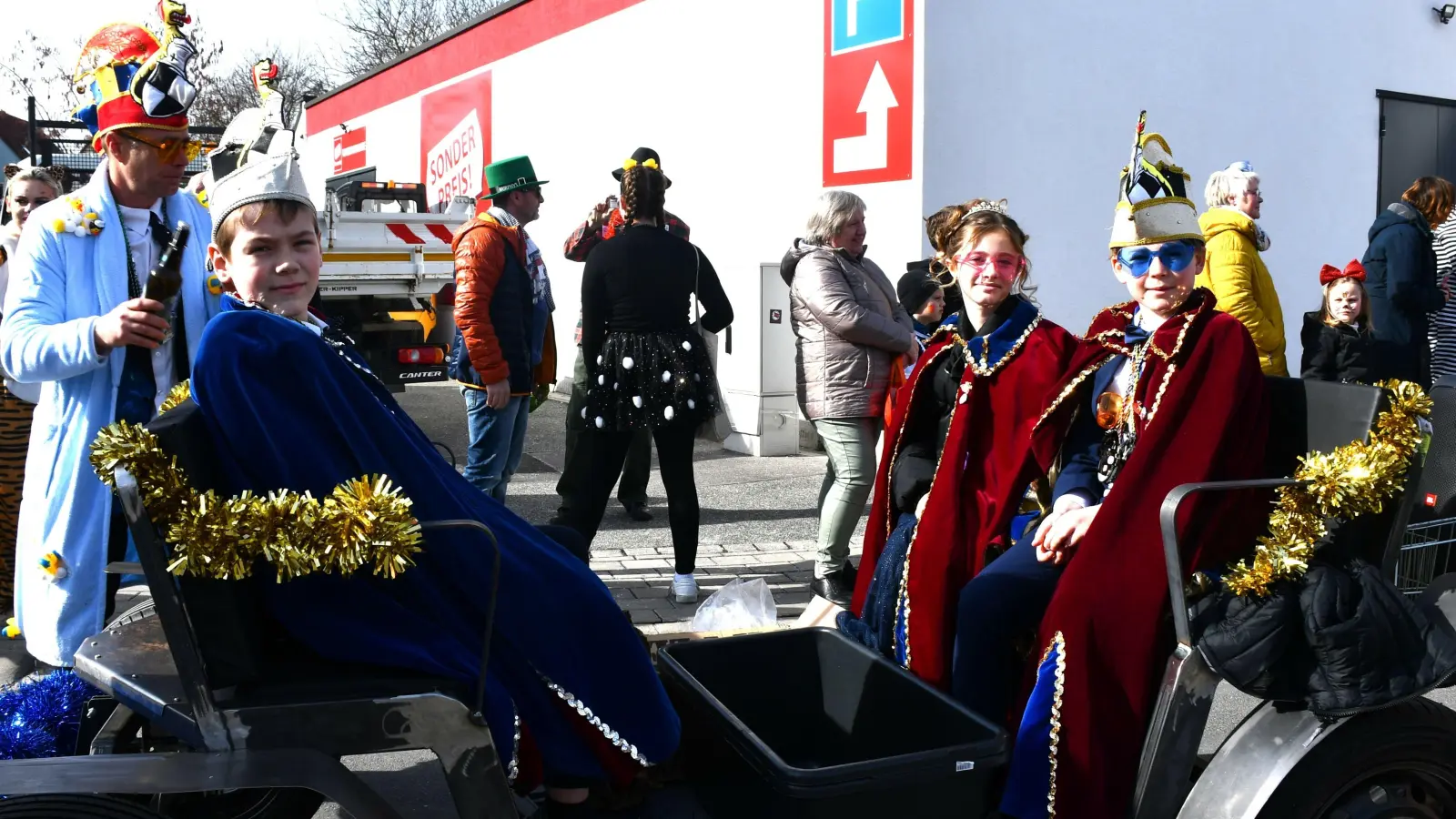 Närrischer Trubel in Markt Erlbach: Zahlreiche Kostümierte bildeten einen eindrucksvollen Gaudiwurm. Die Schaulustigen bekamen viel zu sehen. (Foto: Gudrun Schwarz-Köhler)