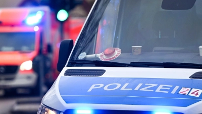 Der Rettungswagen bringt die beiden Teenager in eine Klinik, während die Polizei die Unfallstelle absichert. (Symbolbild) (Foto: Jens Kalaene/dpa)
