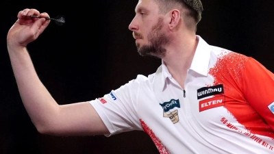 Florian Hempel scheidet in London in der 2. Runde aus, Daryl Gurney ist am Ende zu stark. (Foto: John Walton/Press Association/dpa)