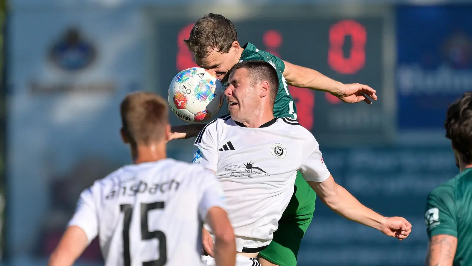 Die Null stand in der ersten Halbzeit bei der SpVgg Ansbach: Hier ein Kopfballduell zwischen dem Eichstätter Florian Lamprecht und Mirko Puscher (helles Trikot). (Foto: JT-Presse/Johannes Traub)