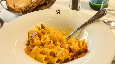 In Rom isst man die Carbonara am liebsten mit kurzen Nudeln. (Foto: Christoph Sator/dpa)