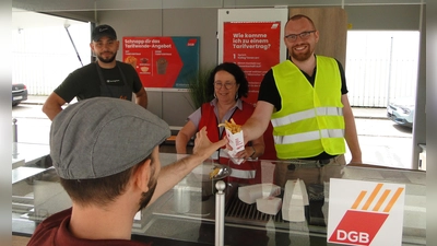 Das Frittenmobil des DGB machte Station vor den Werkstoren von Jack Link’s in Ansbach (von rechts): DGB-Sekretär Alexander Eglmaier, NGG-Geschäftsführerin Regina Schleser und Musa Sahi vom Berliner Caterer verteilten Pommes frites an die Beschäftigten. (Foto: Winfried Vennemann)