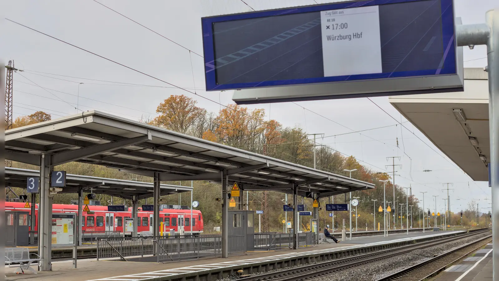 Der Neustädter Bahnhof ist am Tag des Streiks ebenfalls wie leergefegt. Lediglich vereinzelt fahren die Züge hier. (Foto: Tizian Gerbing)