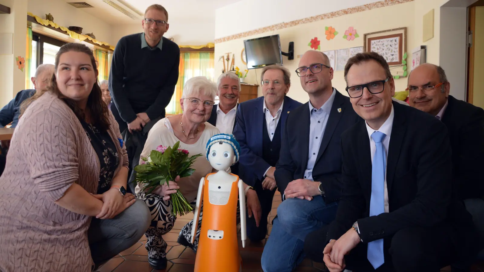 Wurden am Dienstagmittag wunderbar von Roboter Maxi in Orange unterhalten (von links): Karin Schmitt, Dekan Max von Egidy, Ursula Brecht, die beiden Landratsstellvertreter Reinhard Streng und Hans Herold, Uffenheims Bürgermeister Thomas Schmitt, Dr. Christian von Dobschütz und Frank Larsen. (Foto: Johannes Zimmermann)