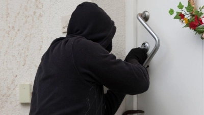 Kann schneller gehen als einem lieb ist: ein Einbruch durch die Wohnungstür. (Foto: Silvia Marks/dpa-tmn/dpa)