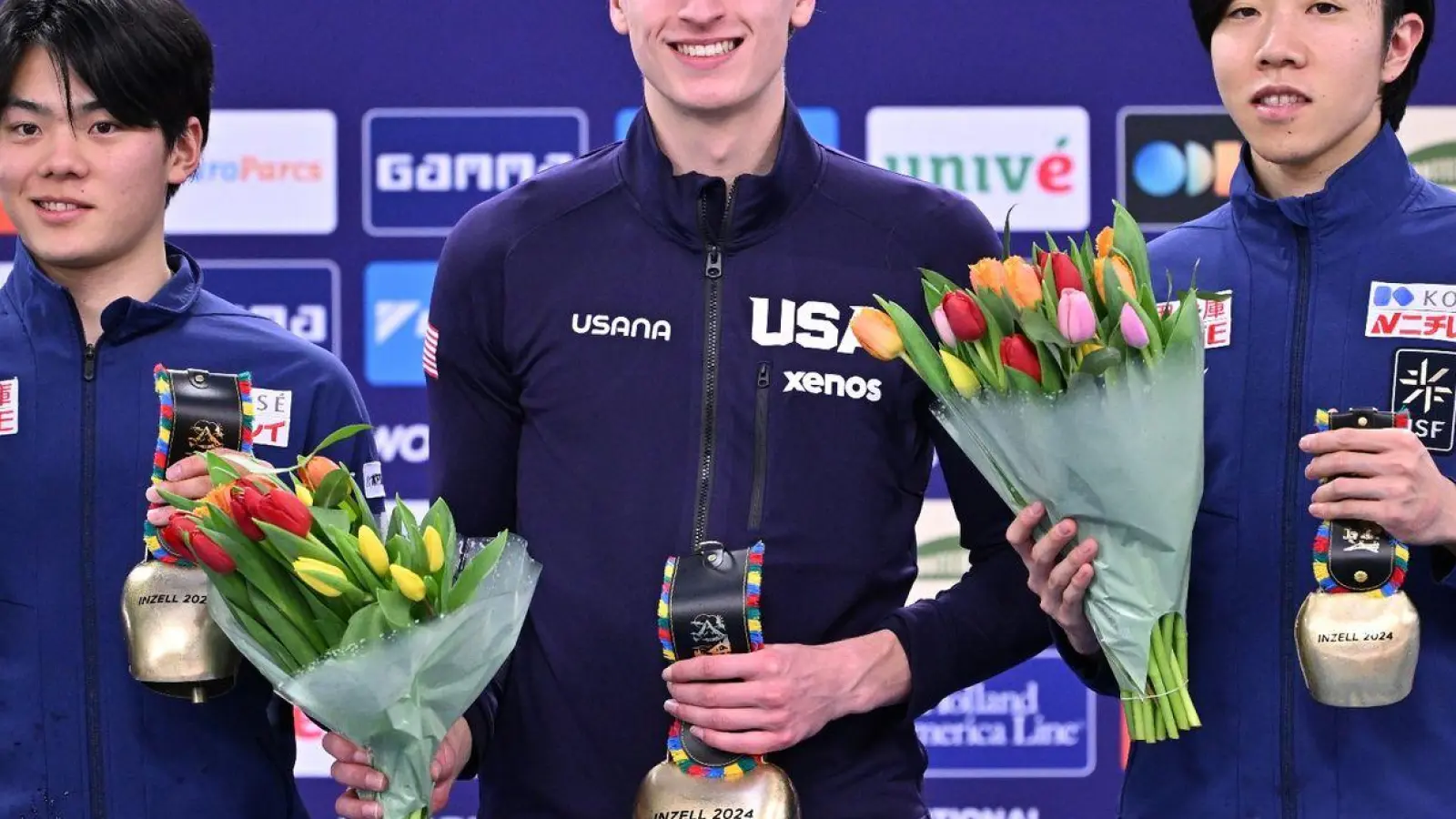 Shomu Sasaki (l-r, 2. Platz, Japan), Jordan Stolz (1. Platz, USA) und Riku Tsuchiya (3. Platz, Japan) freuen sich über ihre Platzierungen. (Foto: Peter Kneffel/dpa)