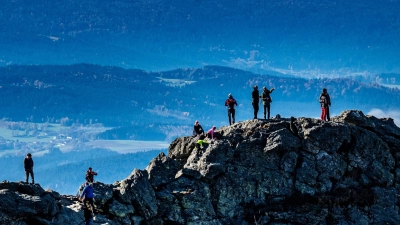Herbstwandern in den Bergen: Witterung und Wegbeschaffenheit können sich in kurzer Zeit stark verändern und die Anforderungen deutlich erhöhen. (Foto: Armin Weigel/dpa/dpa-tmn)