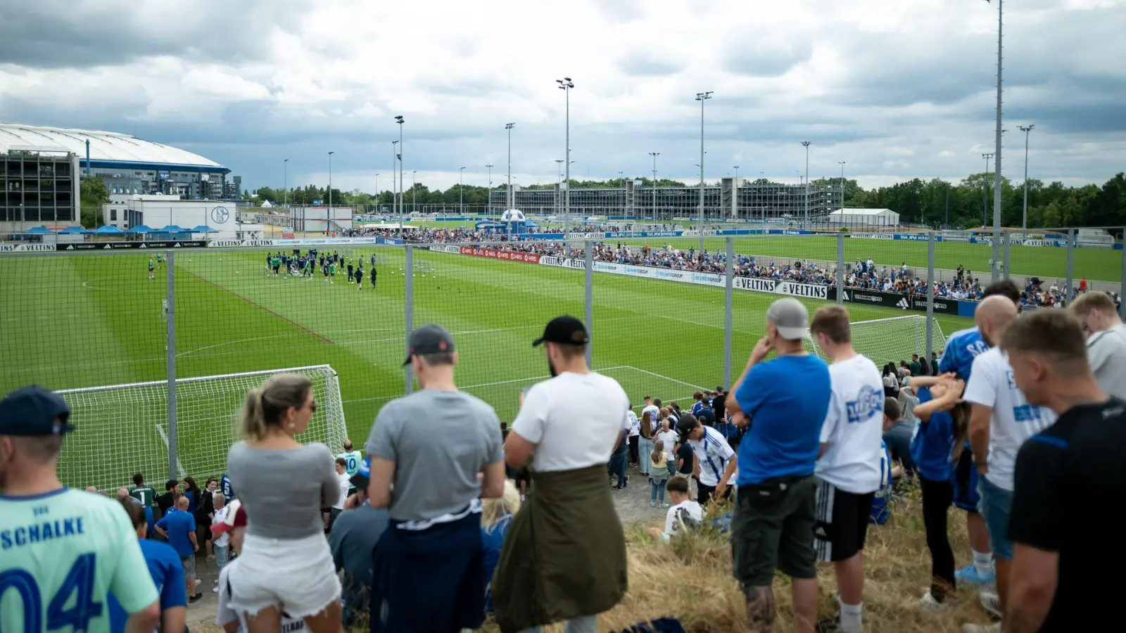 3.700 Fans verfolgten den Trainingsauftakt auf Schalke.  (Foto: Fabian Strauch/dpa)