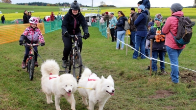 Auch mit dem Fahrrad kann man beim Schlittenhunde-Rennen in Oberndorf auf die Strecke gehen, wie Ninja Habietinek (rechts) und ihre Tochter Valentina mit den Hunden Belli und Ebby unter Beweis stellen. (Foto: Diane Mayer)