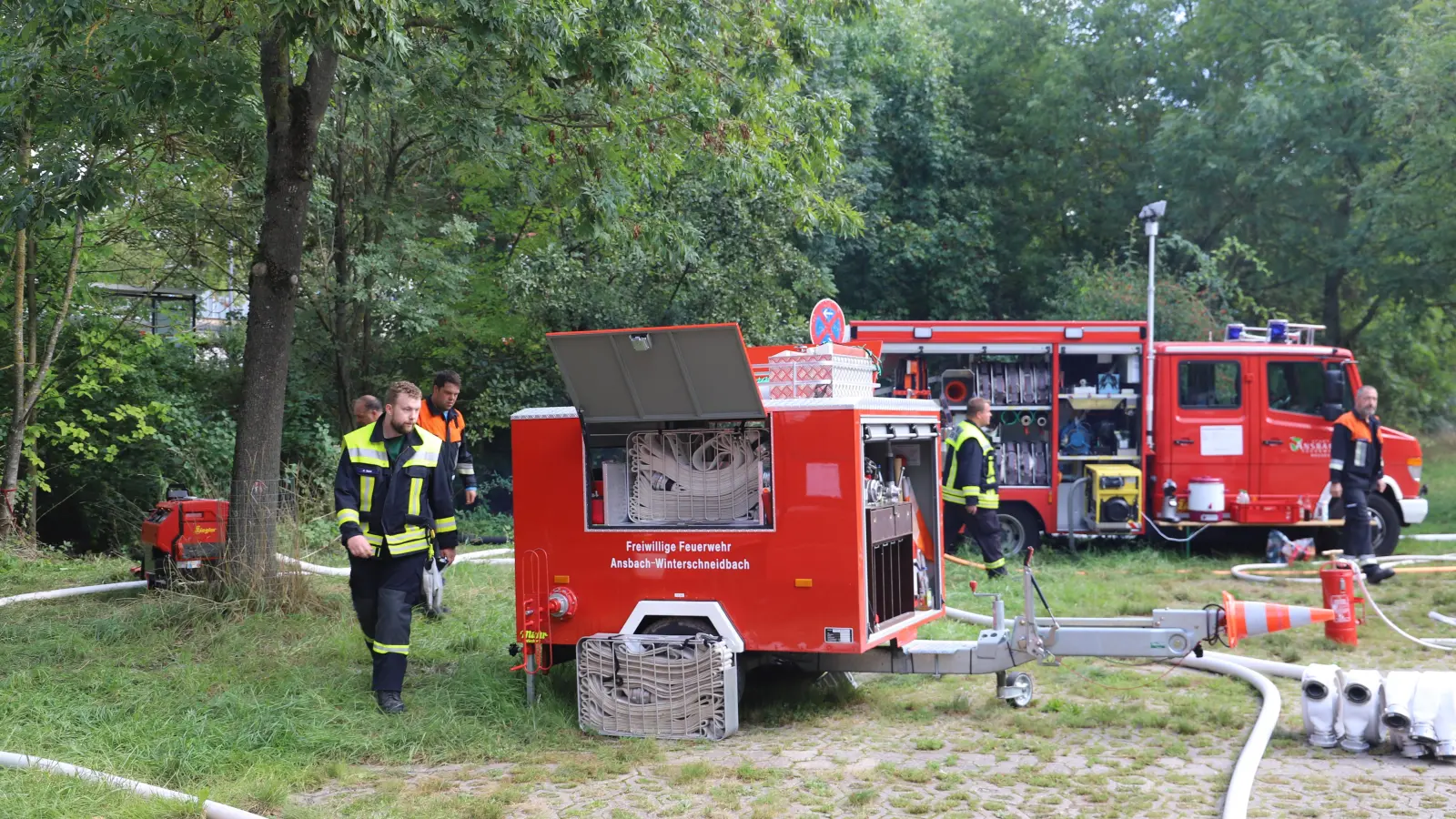 Allerlei Gerät präsentieren die Brandschützer nahe der Rezat. (Foto: Oliver Herbst)