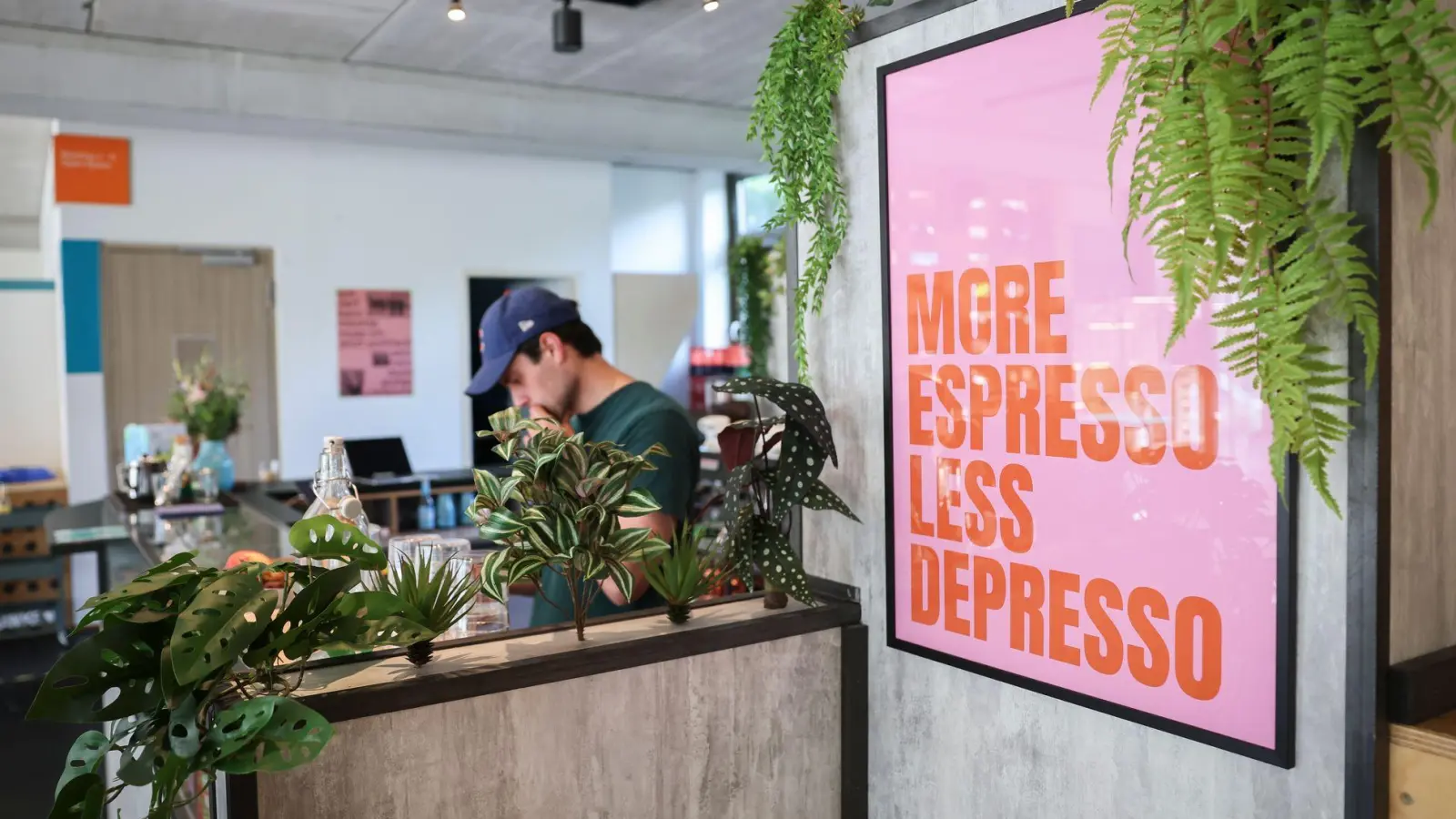 Nach einer neuen Umfrage wollen viele jüngere Menschen das Leben genießen, anstatt sich nur bei der Arbeit abzumühen. (Symbolbild) (Foto: Christian Charisius/dpa)