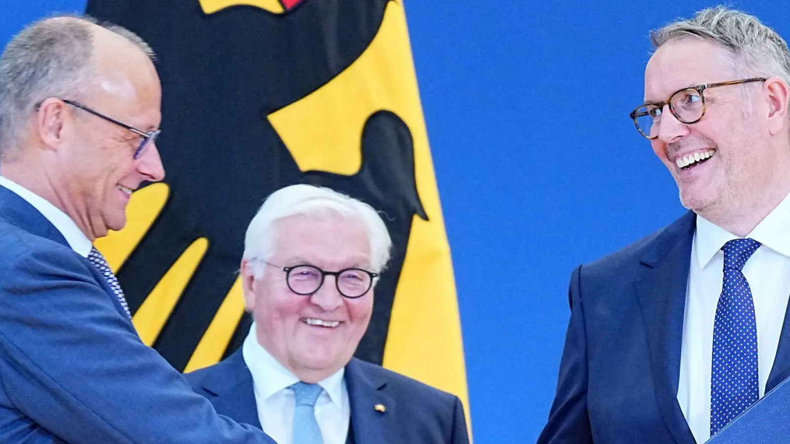 Lachende Gesichter gab es bei der Ernennung von Alexander Schweitzer (rechts).  (Foto: Michael Kappeler/dpa)