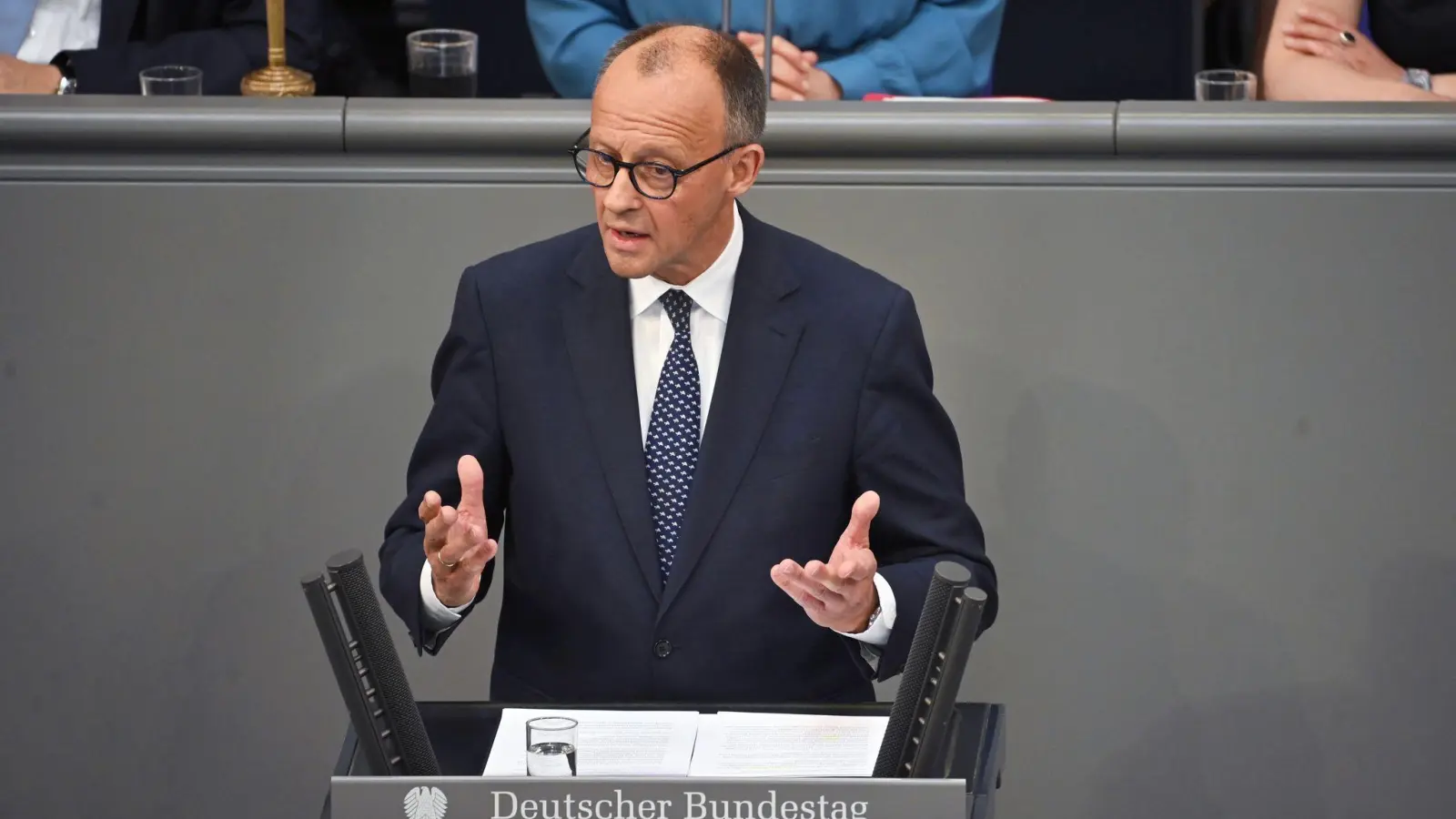 Merz verspricht in seiner ersten Regierungserklärung unter anderem „Wohlstand für alle”. (Foto: Katharina Kausche/dpa)