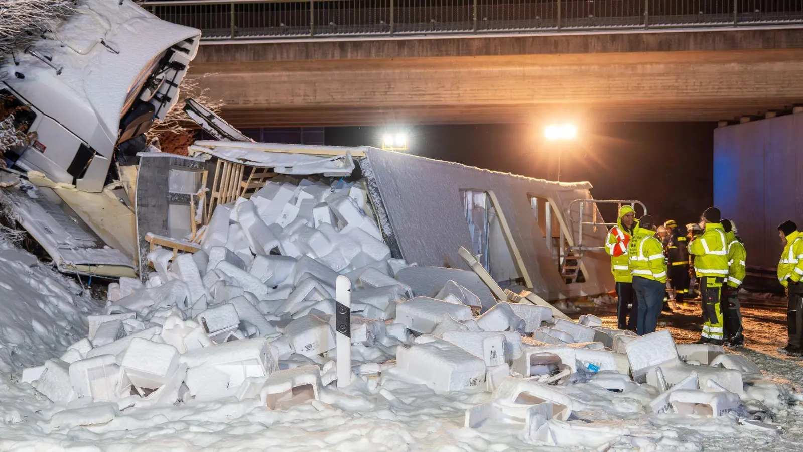 Den Lastwagen zu bergen und den Lachs von der Fahrbahn zu räumen, dauert Stunden.  (Foto: Lars Haubner/News5/dpa)