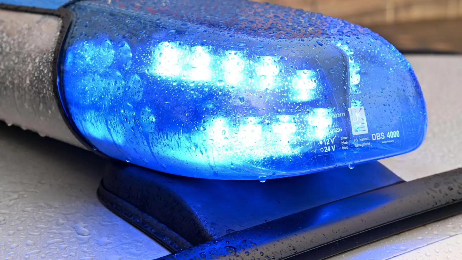 Zu einem Unfall bei Rudolzhofen kam es, weil ein Ortsunkundiger nur auf sein Navigationssystem schaute.  (Foto: Carsten Rehder/dpa/Symbolbild)