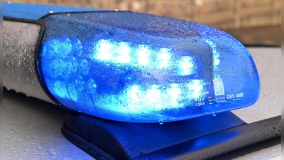 Zu einem Unfall bei Rudolzhofen kam es, weil ein Ortsunkundiger nur auf sein Navigationssystem schaute.  (Foto: Carsten Rehder/dpa/Symbolbild)