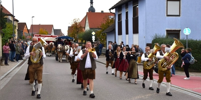Stimmungsvolle Musik und festliche Atmosphäre beim Festumzug der Auracher Gänswosn-Kerwa. (Foto: Werner Wenk)