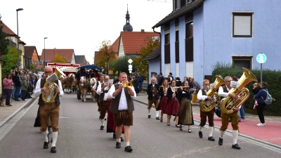 Stimmungsvolle Musik und festliche Atmosphäre beim Festumzug der Auracher Gänswosn-Kerwa. (Foto: Werner Wenk)