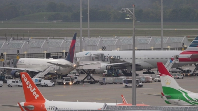 Drohnen unbekannter Herkunft hatten am Donnerstagabend, in der Nacht zum Freitag und am Freitagabend den Flugbetrieb am Flughafen München empfindlich gestört. (Foto: Enrique Kaczor/onw-images/dpa)