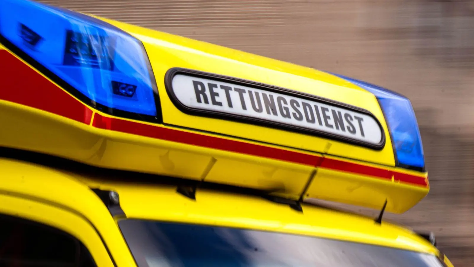 Der Rollerfahrer und die Autofahrerin wurden ins Krankenhaus gebracht. (Archivbild) (Foto: Sina Schuldt/dpa)