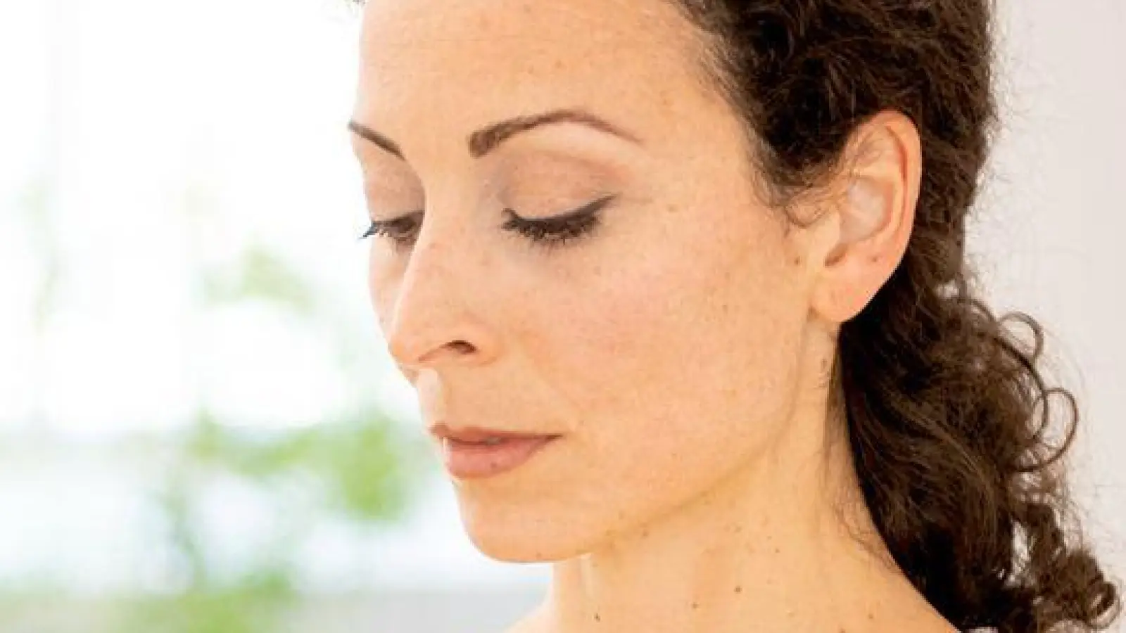 Tief durchatmen: Mit einer Atemübung nach dem Aufstehen kann man seine Lunge stärken. (Foto: Zacharie Scheurer/dpa-tmn)