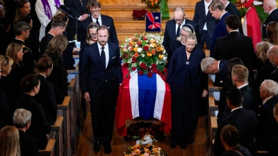 König Haakon VIII. (vorne links) trug den Sarg seiner Tante, Prinzessin Astrid.  (Foto: Ole Berg-Rusten/POOL NTB/AP/dpa)