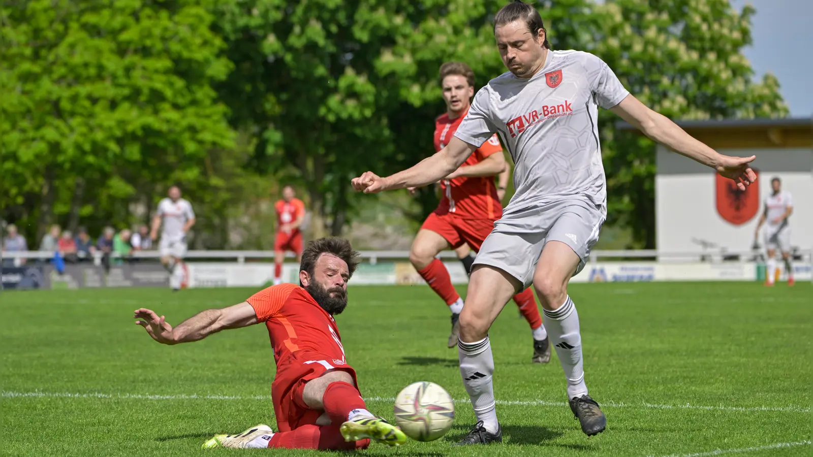 Sebastian Beck (rechts, hier gegen Pascal Haltmayer in einem Spiel gegen Dinkelsbühl) erzielte in Ezelsdorf das späte 1:1 für Aufkirchen. (Foto: Martin Rügner)