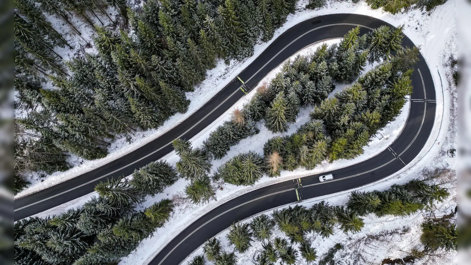 Bei engen Kurven gilt: Tempo rausnehmen. (Foto: Jan Woitas/dpa/dpa-tmn)
